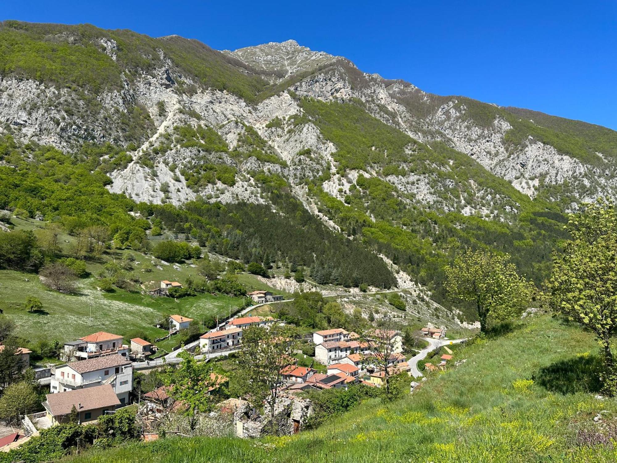 Mariella Vernile Civitella Roveto Esterno foto